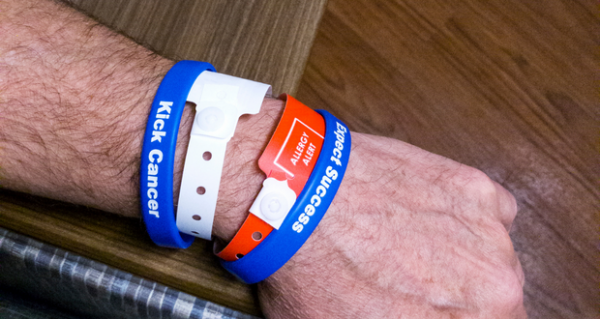 Différents bracelets d'identification pour les patients d'hôpital